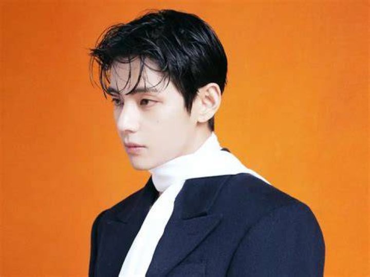 Lee Yoon-hyung - Net Worth 2018, Bio & Wiki