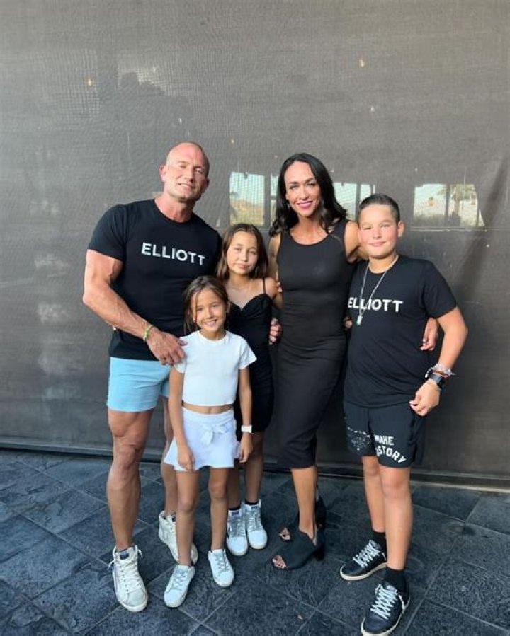 Lin Elliott Net Worth