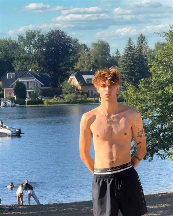 Nils Holm Net Worth