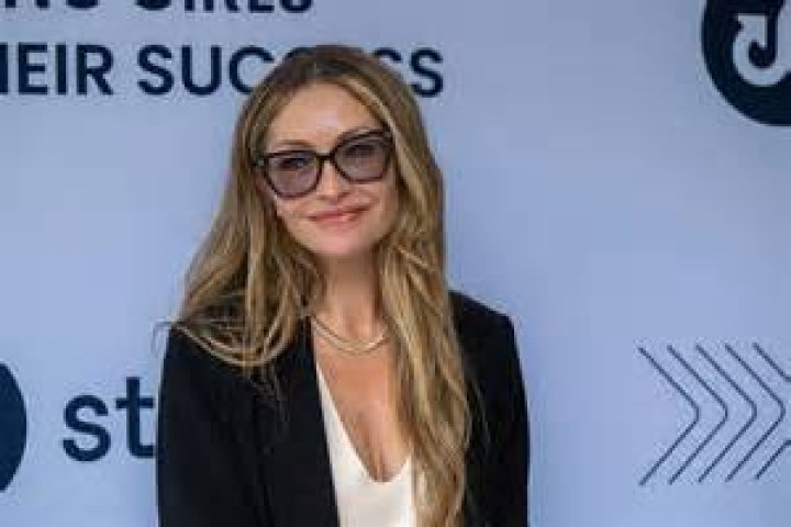 Rebecca Houseknecht Net Worth