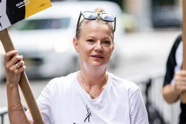 Samantha Mathis Net Worth