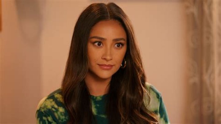 Shay Mitchell Net Worth